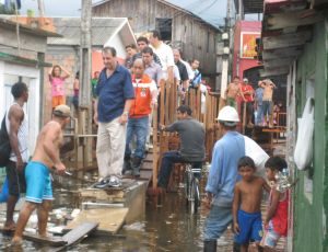 Imagem da notícia - Governador Omar Aziz visita áreas alagadas em Manaus, anuncia ações emergenciais e remanejamento de famílias pelo Prosamim
