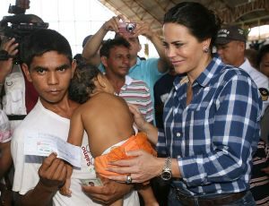 Imagem da notícia - Famílias de Itacoatiara e Autazes afetadas pela cheia recebem auxílio financeiro do Governo do Estado