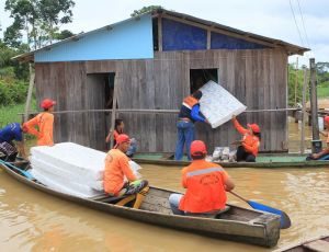 Imagem da notícia - Famílias afetadas pela enchente em Canutama e Boca do Acre, recebem ajuda humanitária do Governo do Estado