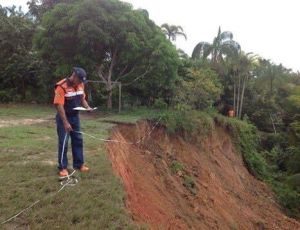 Imagem da notícia - Técnicos da Defesa Civil do Estado avaliam deslizamento de terras em Santo Antônio do Iça