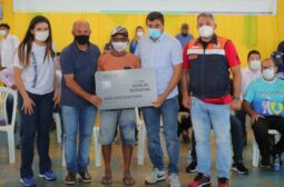Wilson Lima entrega cartões do Auxílio Emergencial Enchente em Manacapuru – 19.06.2021