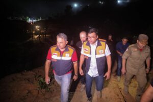 Governador Wilson Lima segue acompanhando trabalho de resgate após deslizamento de terra no Jorge Teixeira