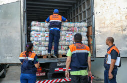 Governo do Amazonas envia mais de 500 toneladas de alimentos como ajuda humanitária para comunidades isoladas devido à estiagem
