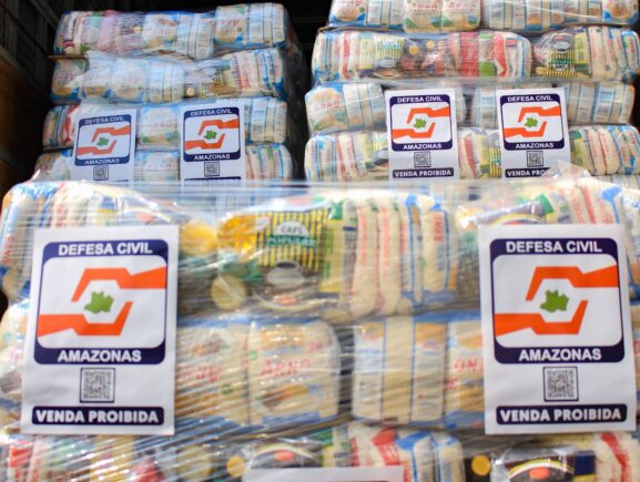 Defesa Civil do Amazonas envia 6,5 toneladas de alimento para Envira